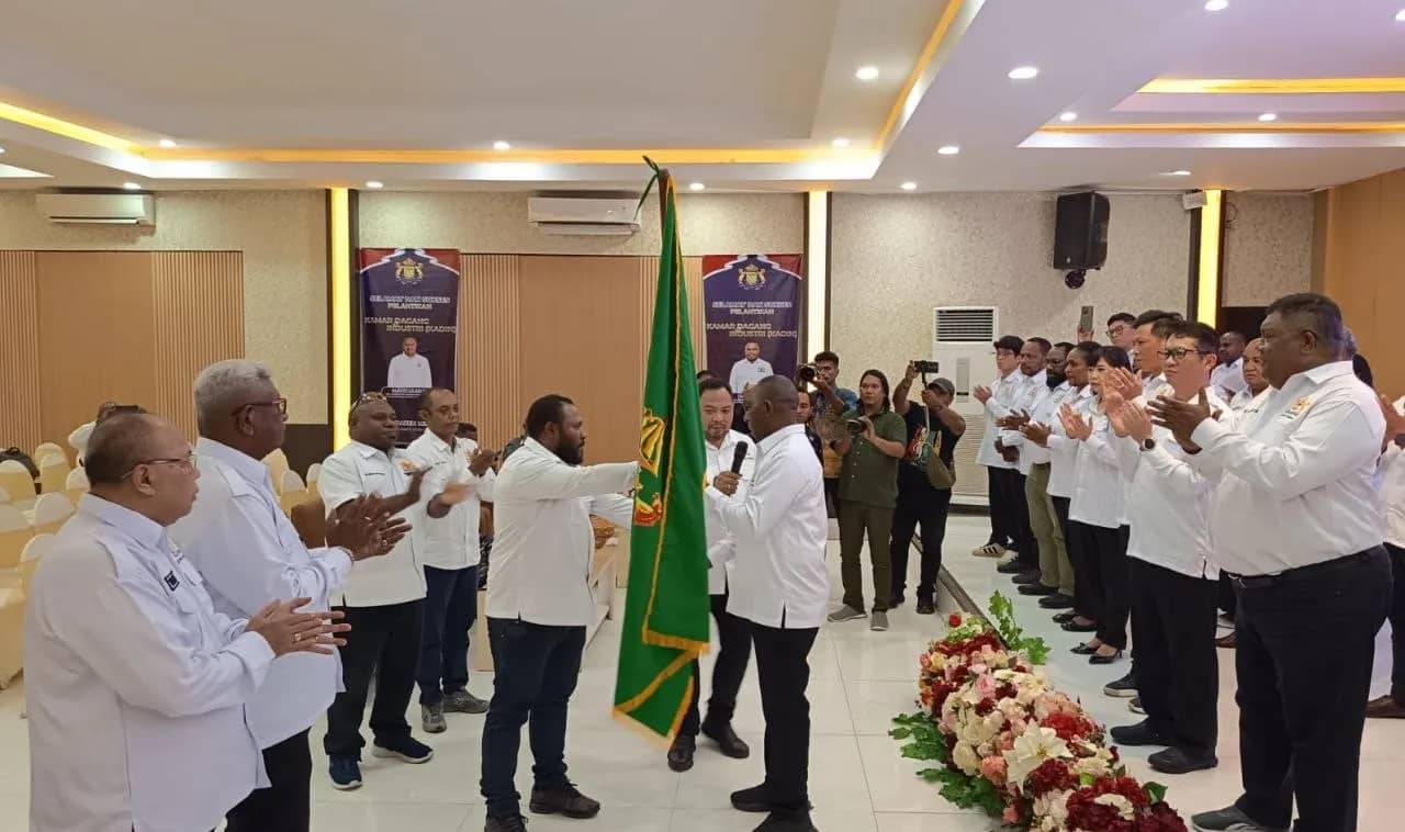Putra asli Kamoro, Soter Potowapea, resmi memimpin Kamar Dagang dan Industri (KADIN) Kabupaten Mimika periode 2026–2031 setelah dilantik di Grand Tembaga Hotel Timika, Kamis (25/6).