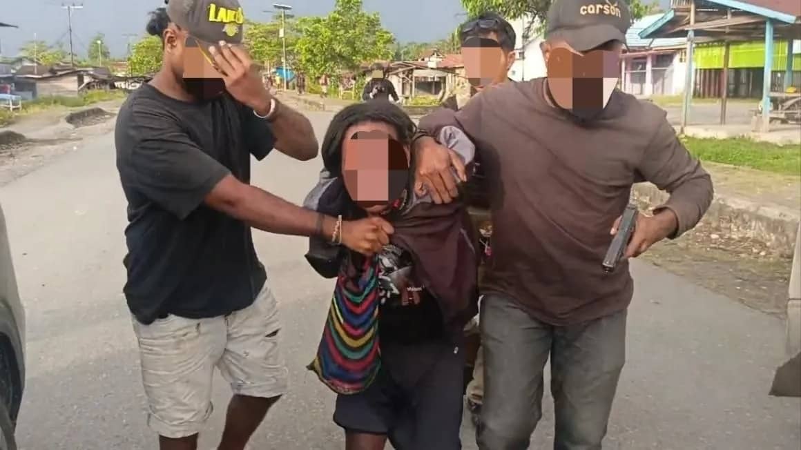 Pelaku berinisial NB saat diamankan tim gabungan Satgas Operasi Damai Cartenz-2026 bersama Polres Yahukimo.