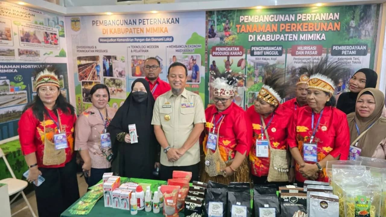 Gubernur Sulawesi Selatan, Andi Sulaiman, saat mengunjungi Stand Dekranasda Kabupaten Mimika pada ajang Pekan Nasional (PENAS) KTNA XVII di Gorontalo, Rabu (24/6/2026)