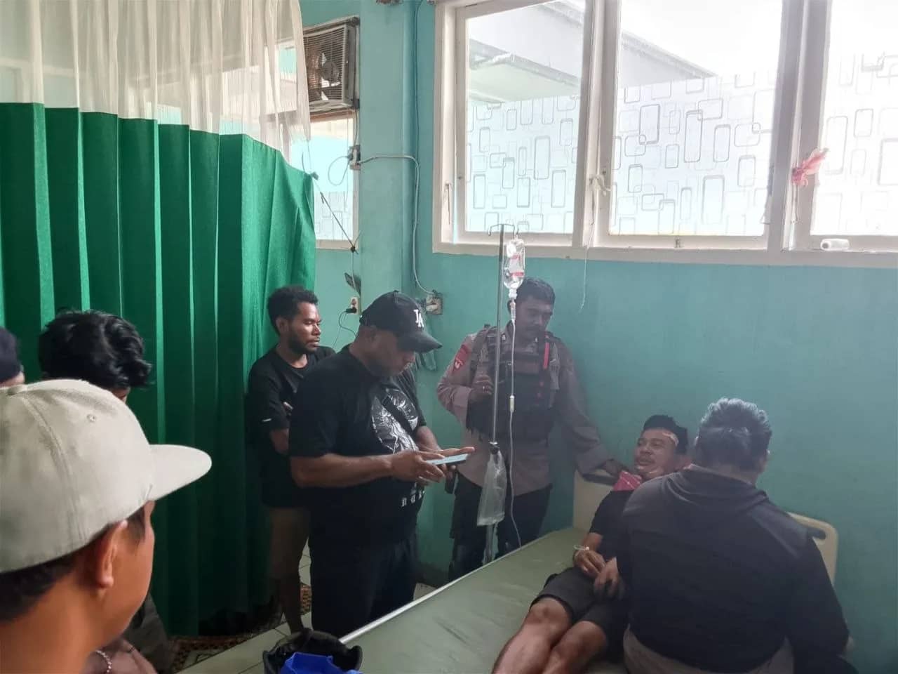 Anggota URC Polda Papua Tengah saat mendapatkan perawatan medis usai diserang sekelompok pemuda di Nabire.