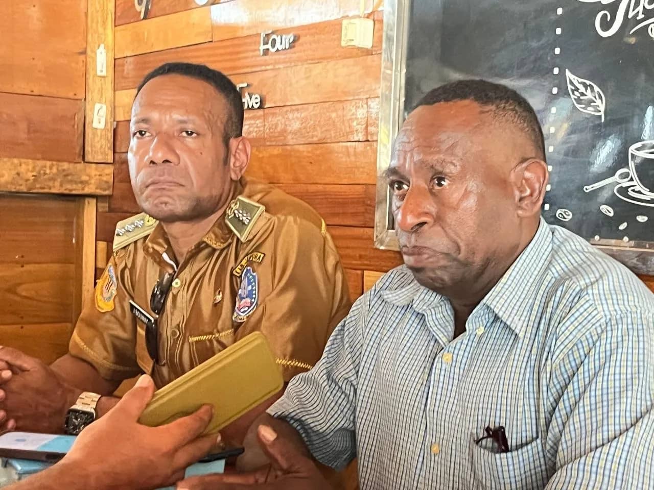 Kepala Distrik Unurum Guay, Jefri Bouway didampingi kepala kampung