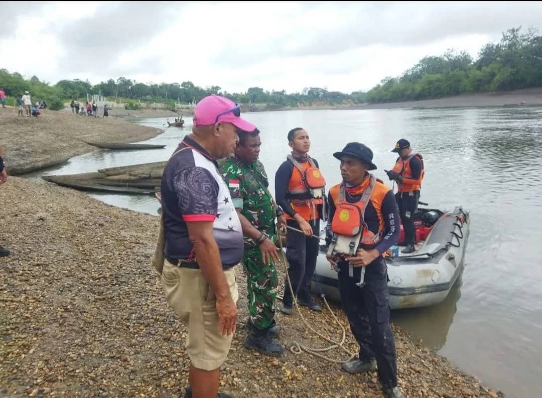 Tim SAR Gabungan dibantu nelayan serta keluarga korban saat melakukan penyisiran di sepanjang aliran Sungai Digoel.