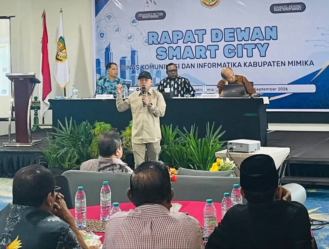 Idris Manika saat memaparkan website resmi Pemkab Mimika mimikakab.go.id dengan sekitar 42 fitur, termasuk layanan informasi berbasis Artificial Intelligence (AI).