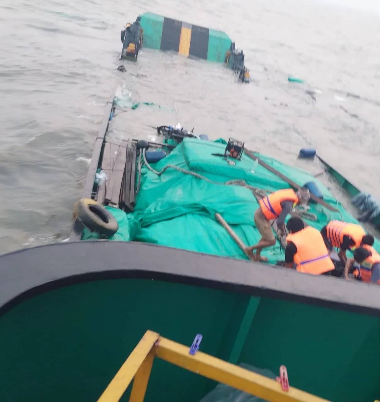 Foto saat kapal LCT Cahaya Permata Hati mulai karam di perairan Puriri, Mimika.