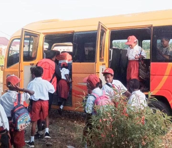 Para guru SD Negeri 11 Tuapa Mimika saat menjemput anak sekolah dari kampung-kampung