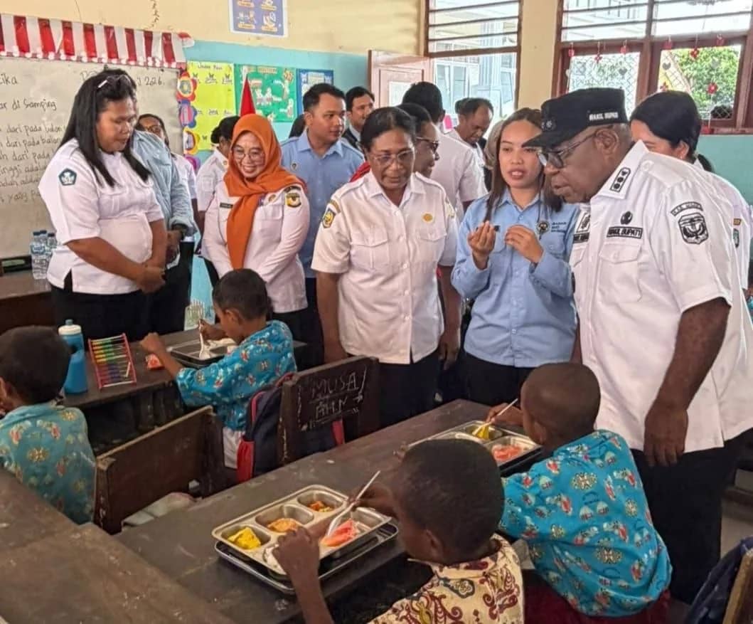 Ketua Satgas MBG Mimika, Emanuel Kemong saat memantau pelaksanaan program makan bergizi gratis disalahsatu sekolah.