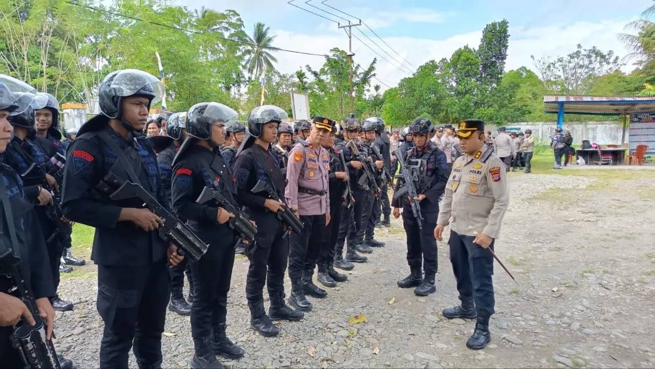 apel pengamanan di halaman Mapolsek Kwamki Narama, Senin (22/6).