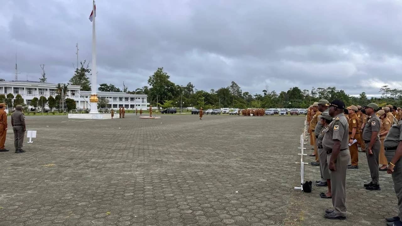 Nampak suasana apel pagi di Kantor Pusat Pemerintahan (Puspem) Mimika, Senin (22/6).