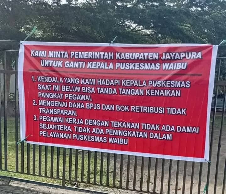 Tampak Puskesmas Waibu yang dipalang oknum staf Puskesmas
