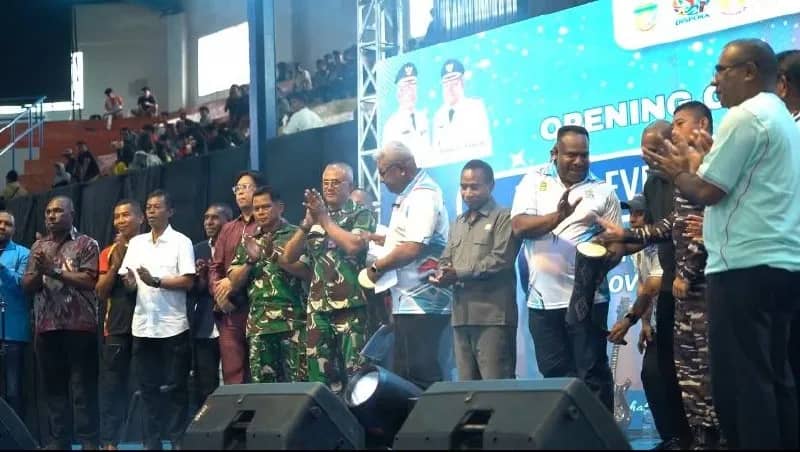 Pemukulan tifa sebagai pertanda dibukanya Multi Event dan Single Event tingkat Pelajar Mimika