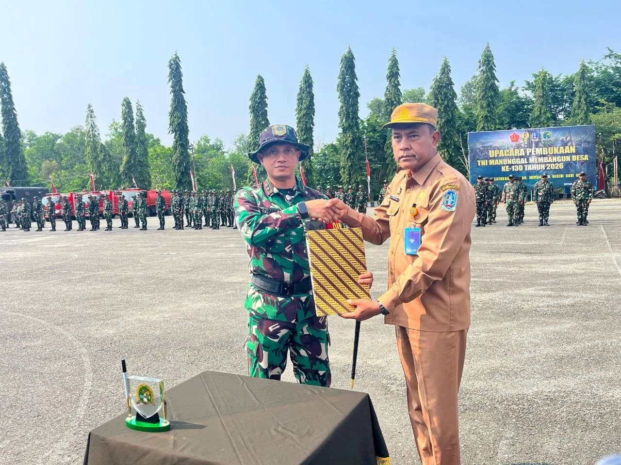 Asisten II Bidang Perekonomian dan Pembangunan Setda Kabupaten Jayapura, Dr. Abdul Rahman Basri saat menyerah peralatan tukang