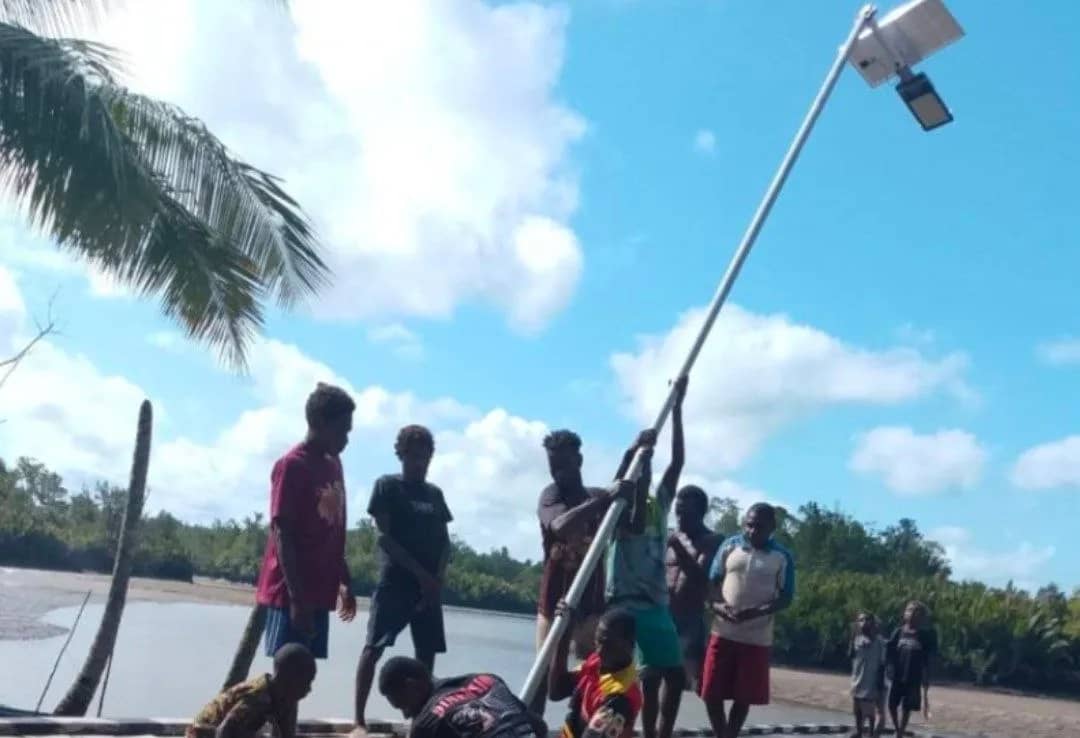 Warga di Distrik Jita Kabupaten Mimika, Papua Tengah mendapatkan program padat karya pemasangan lampu jalan tenaga surya di 10 kampung.
