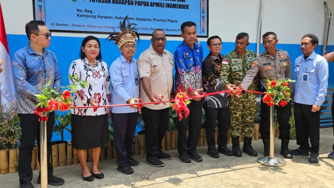 BGN bersama Pemerintah Provinsi Papua, Kabupaten dan Kota saat meresmikan SPPG 3T di Kampung Harapan