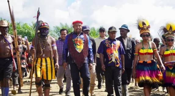 Bupati Jayapura, Dr. Yunus Wonda, S.H., M.H., bersama para Kepala Organisasi Perangkat Daerah (OPD) menghadiri acara ibadah syukur dan peletakan batu pertama pembangunan Gereja Injil Di Indonesia (GIDI) Wilayah Pantai Utara (Pantura), Klasis Yapsi Kaure (YAPKA), Badan Pengerja Jemaat Getsemani Punmalek, Distrik Kaure, Kabupaten Jayapura, Papua, Kamis (04/06/2026).