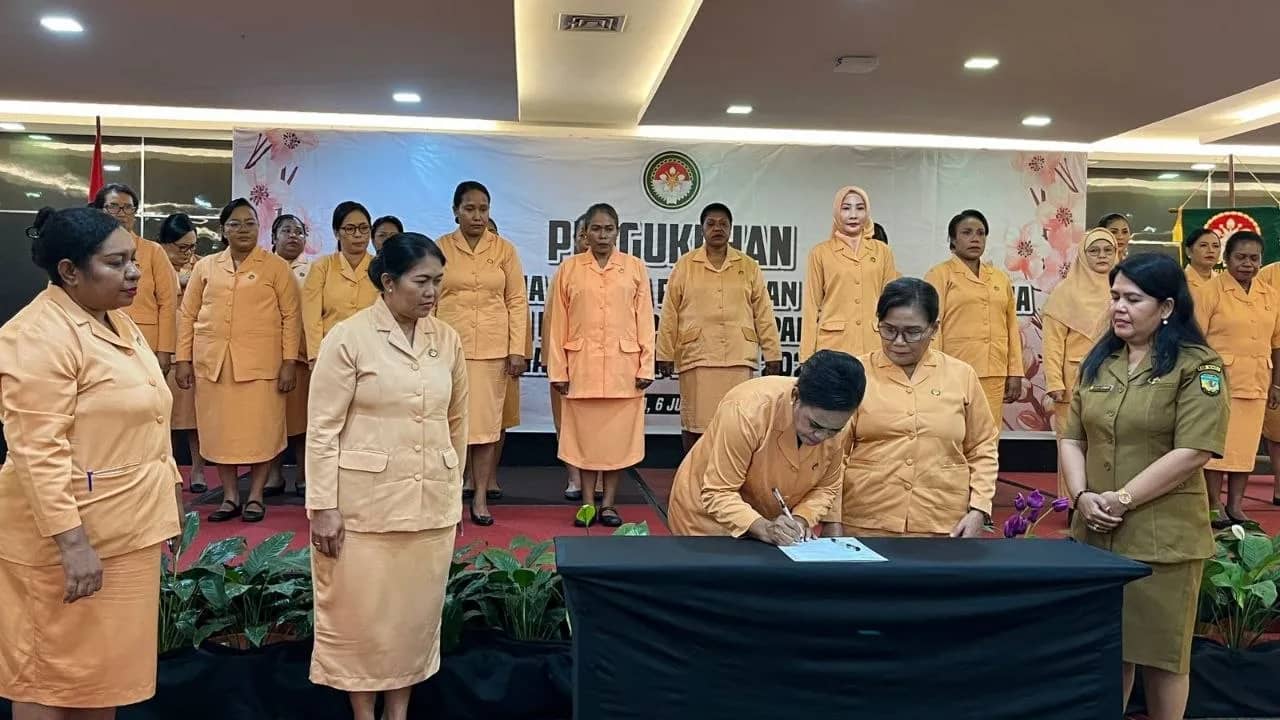 Pengukuhan Pengurus Dharma Wanita Persatuan (DWP) Unsur Pelaksana di lingkungan Pemerintah Kabupaten Mimika masa bakti 2024-2029 resmi dikukuhkan, Senin (6/7).