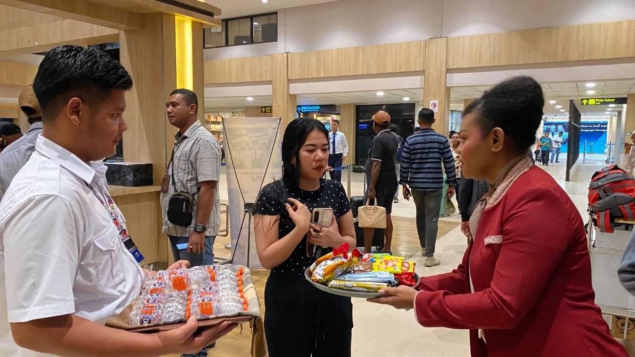 Tampak sejumlah penumpang di Bandara Internasional Sentani