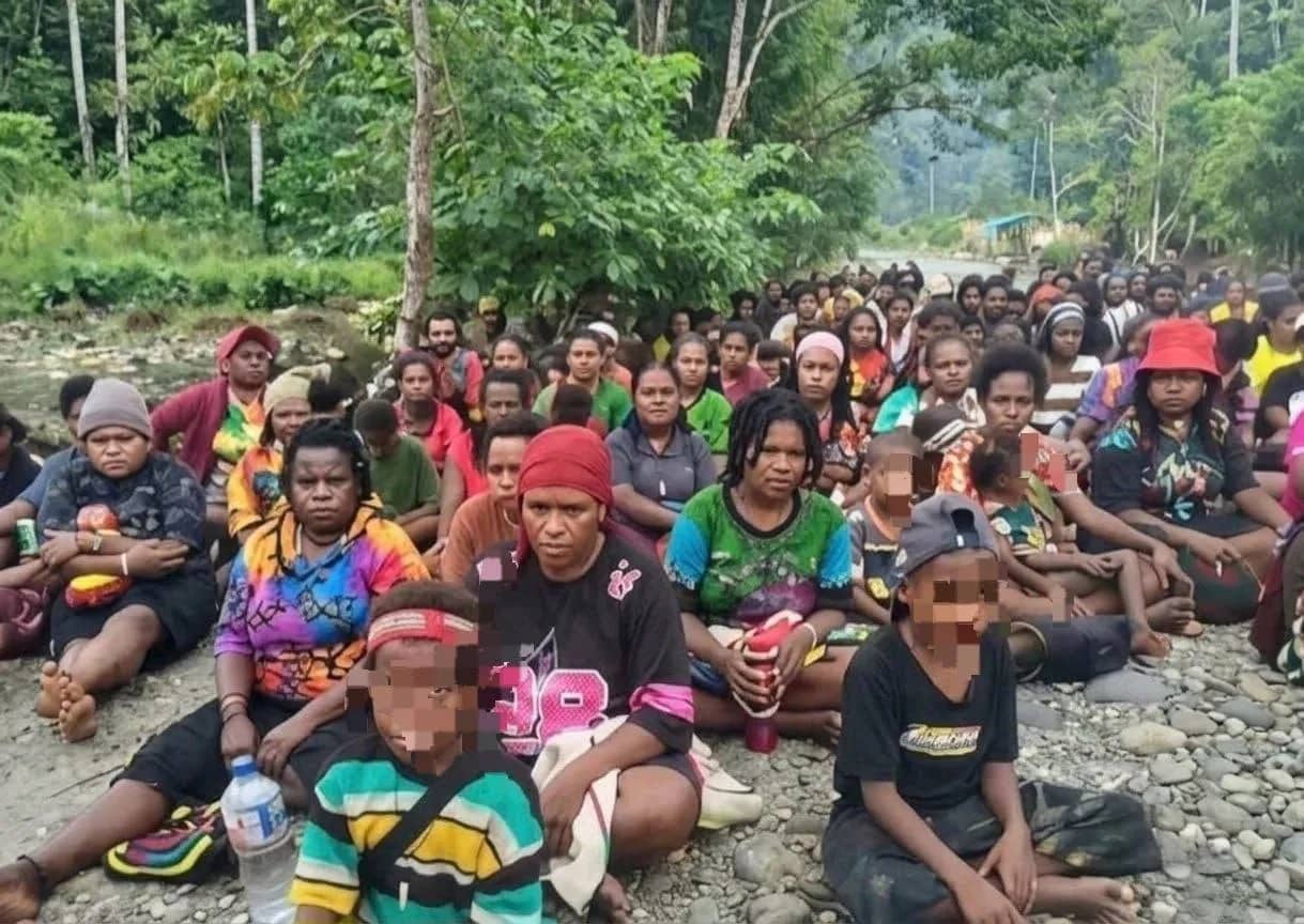 Akibat konflik militer yang berkepanjangan, banyak warga Papua di sejumlah wilayah yang mengungsi ke tempat aman, meninggalkan kampung halaman mereka.