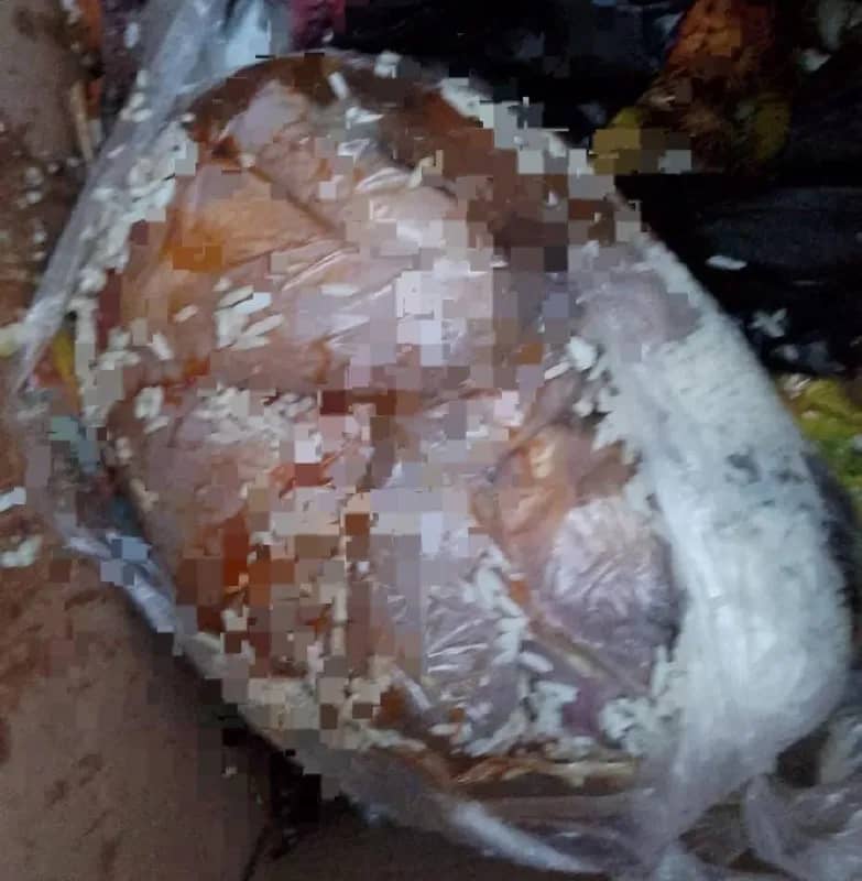 Jasad bayi yang tidak berdosa dibungkus plastik dan dibuang di sampah.