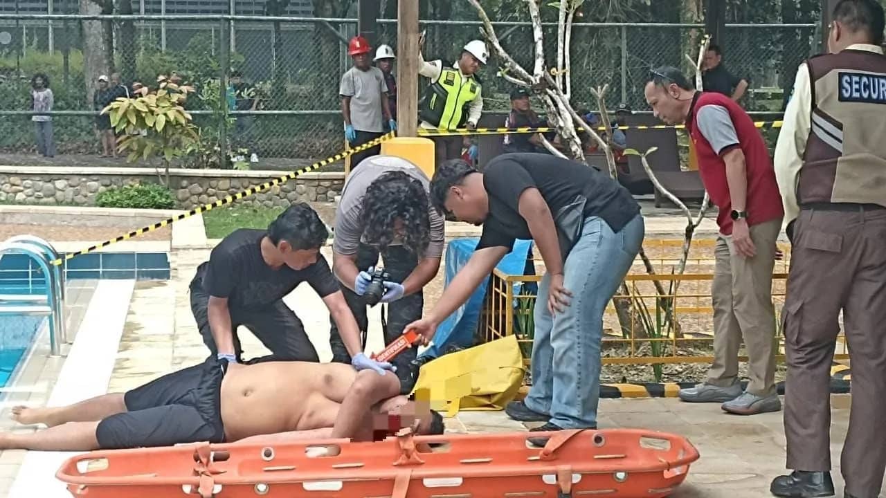 Jenazah korban saat dievakuasi dari kolam renang.