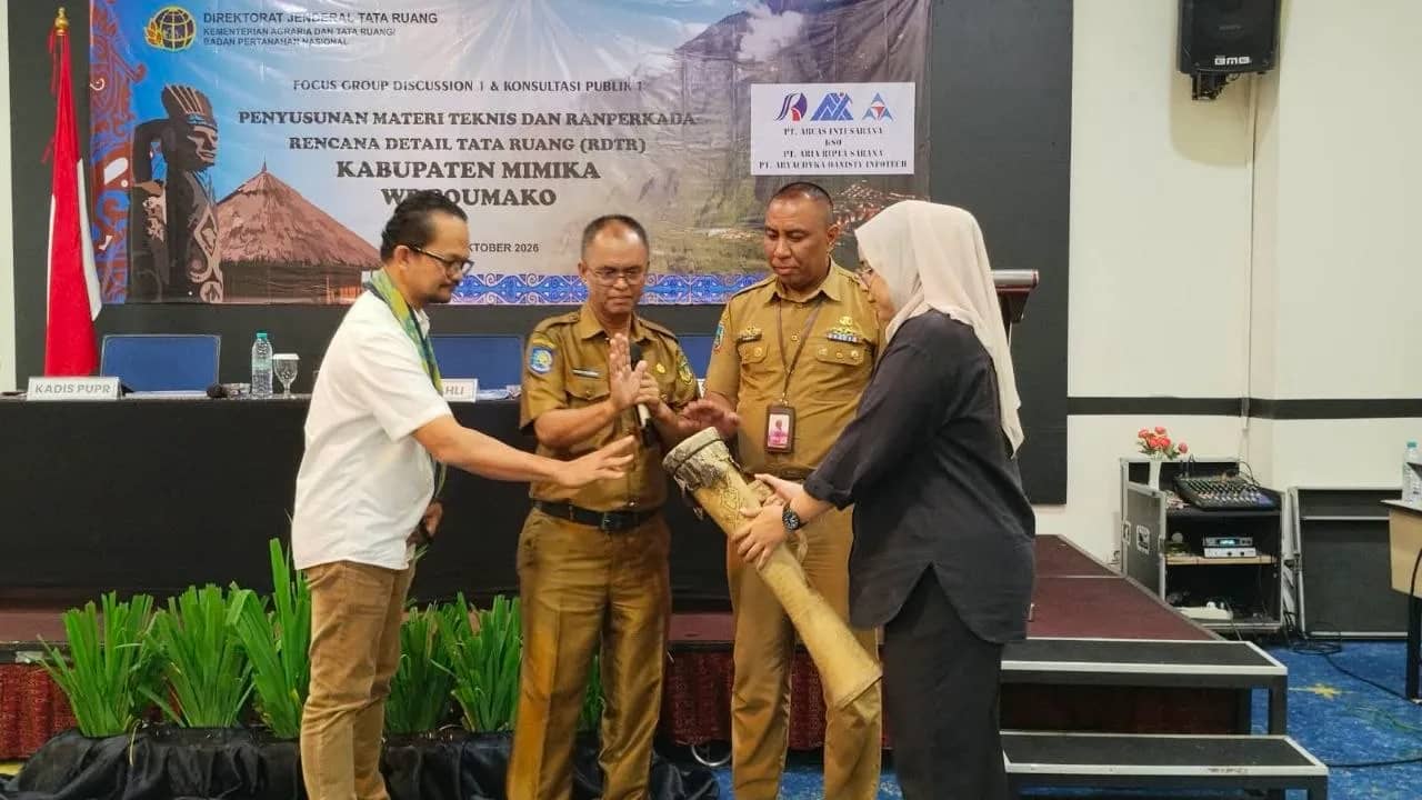 Pemukulan tifa menandai pembukaan kegiatan penyusunan RDTR Wilayah Perencanaan (WP) Pomako dan Kokonao untuk mendukung investasi sekaligus menjaga kelestarian lingkungan.