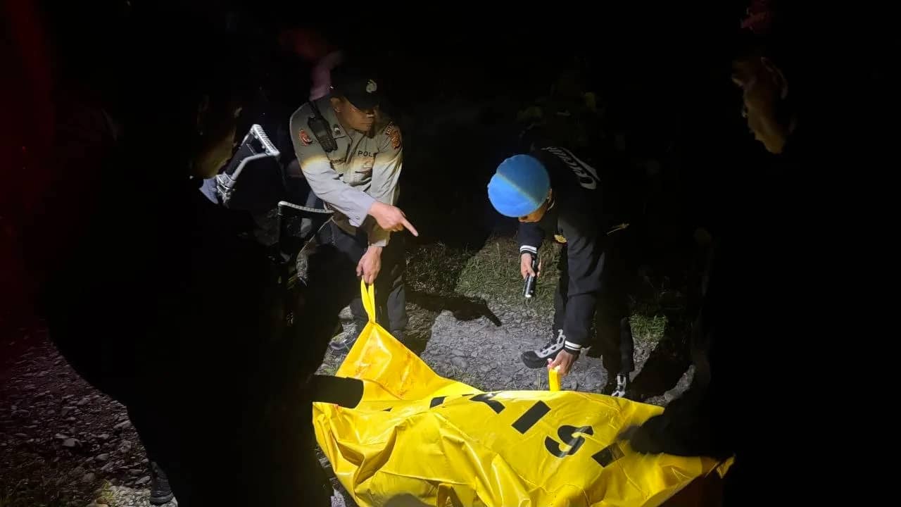 Polisi mengevakuasi jasad seorang tukang ojek yang diduga menjadi korban pembunuhan di Jalan Poros SP 2–SP 5, Lorong Amungsa Indah, samping Jembatan Waker, Kelurahan Pasar Sentral, Distrik Mimika Baru, Kabupaten Mimika, Sabtu (25/7) dini hari.