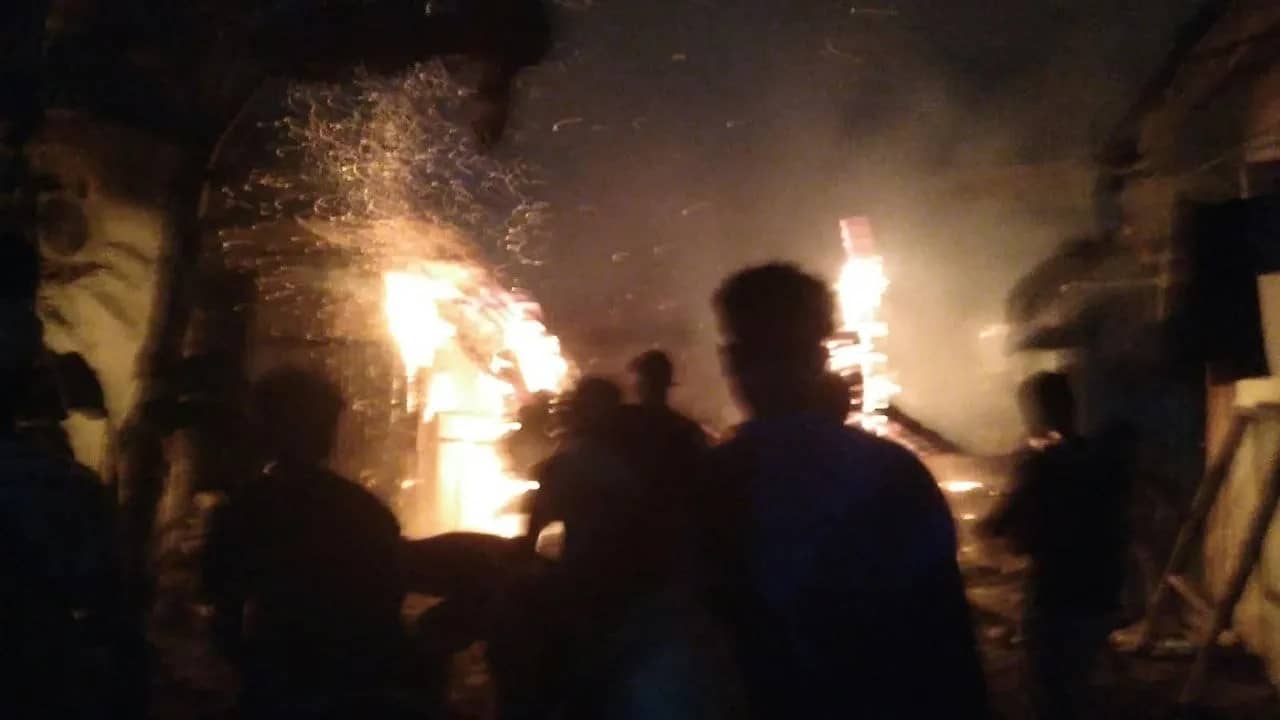 Tampak personel Damkar saat melakukan pemadaman kebakaran rumah kos di Nawaripi, Timika, Jumat (9/10) malam.