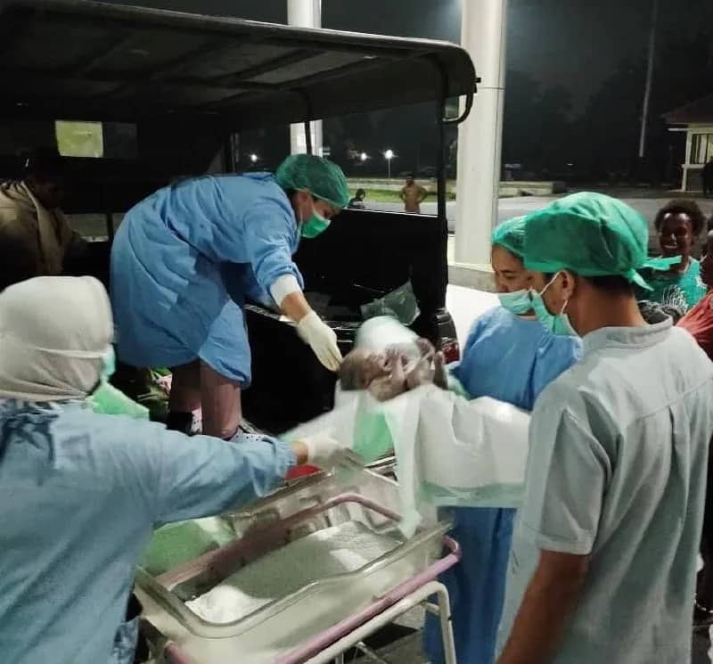 Para tenaga medis RSUD Mimika saat memberikan penanganan kepada ibu dan bayi kembar yang dievakuasi menggunakan mobil patroli Polsek Kwamki Narama.