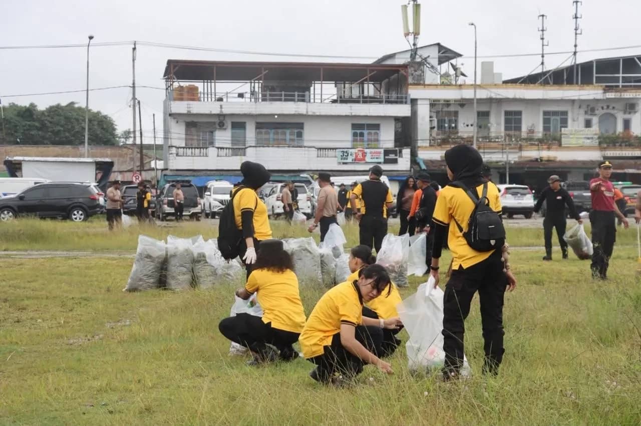 Kegiatan Gerakan Indonesia ASRI dalam rangka HUT Bhayangkara ke 80 yang digelar Polres Mimika Lapangan Eks Pasar Lama, Jumat (12/6) pagi.