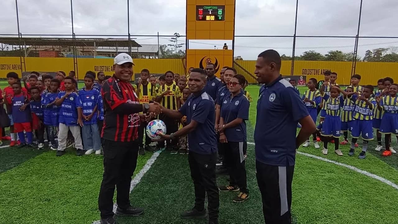 Kapolda Papua Tengah Brigjen Pol. Jermias Rontini menyerahkan bola kepada wasit Turnamen Mini Soccer Kapolda Cup III di Goldstone Arena, Timika, Minggu (14/6).