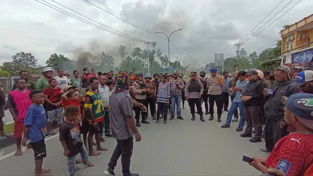 Pemalangan Jalan Cenderawasih SP 2 Timika depan perumahan Pemda, Kamis (6/8).