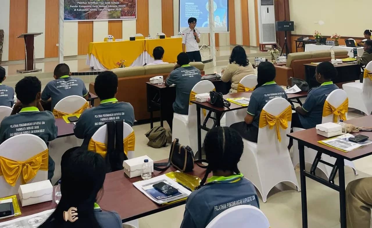 Sebanyak 35 pemandu wisata mengikuti Pelatihan Sertifikasi Tour Guide berbasis SKKNI yang digelar Pemkab Mimika melalui Dinas Kebudayaan, Pariwisata dan Ekonomi Kreatif di Timika, Jumat (18/9/2026).