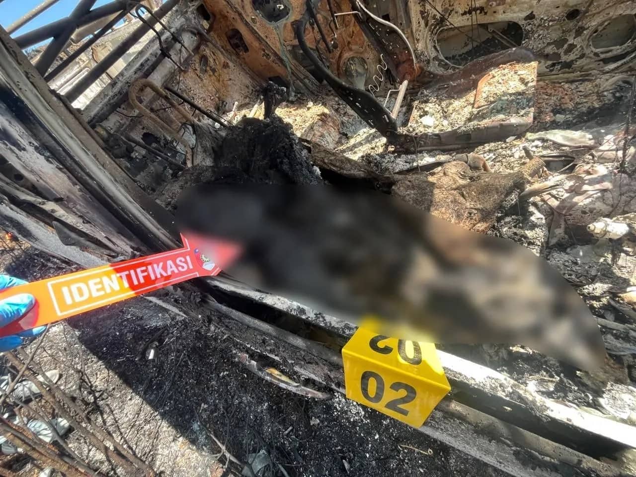 Polisi saat melakukan olah TKP.