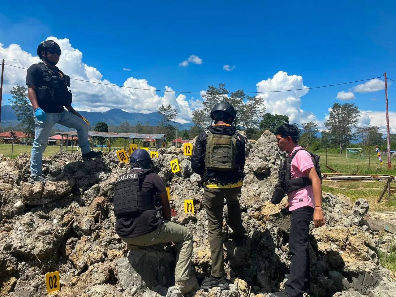 Polisi saat melakukan olah TKP pasca penyerangan