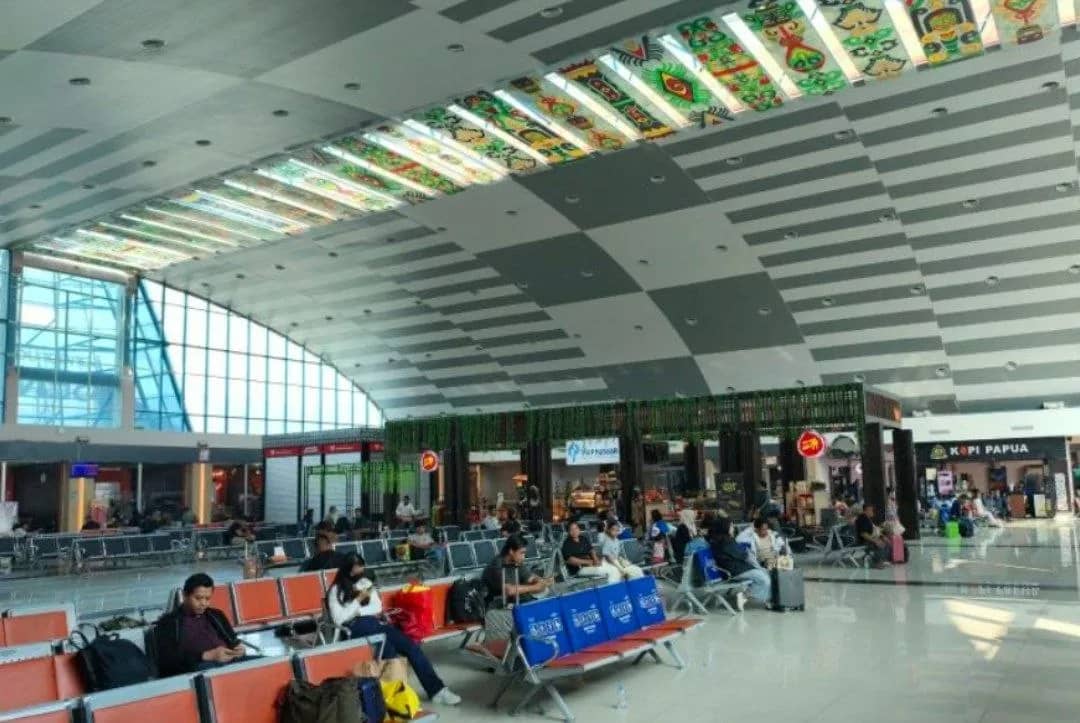 Suasana di ruangan tunggu Bandara Internasional Sentani