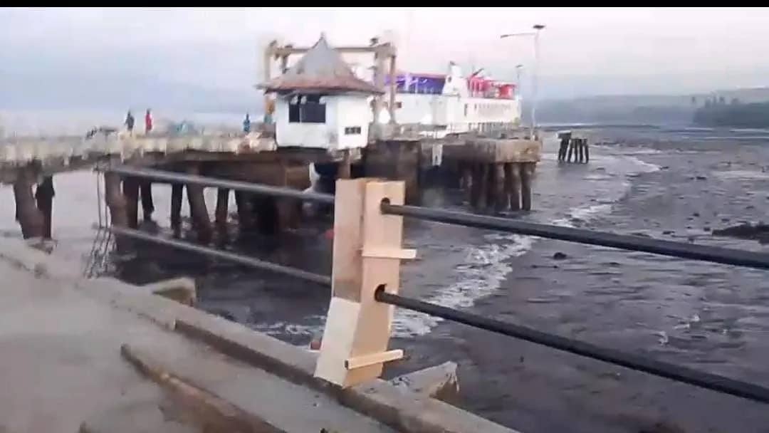 Air laut di wilayah Aimere, Flores, sempat surut.