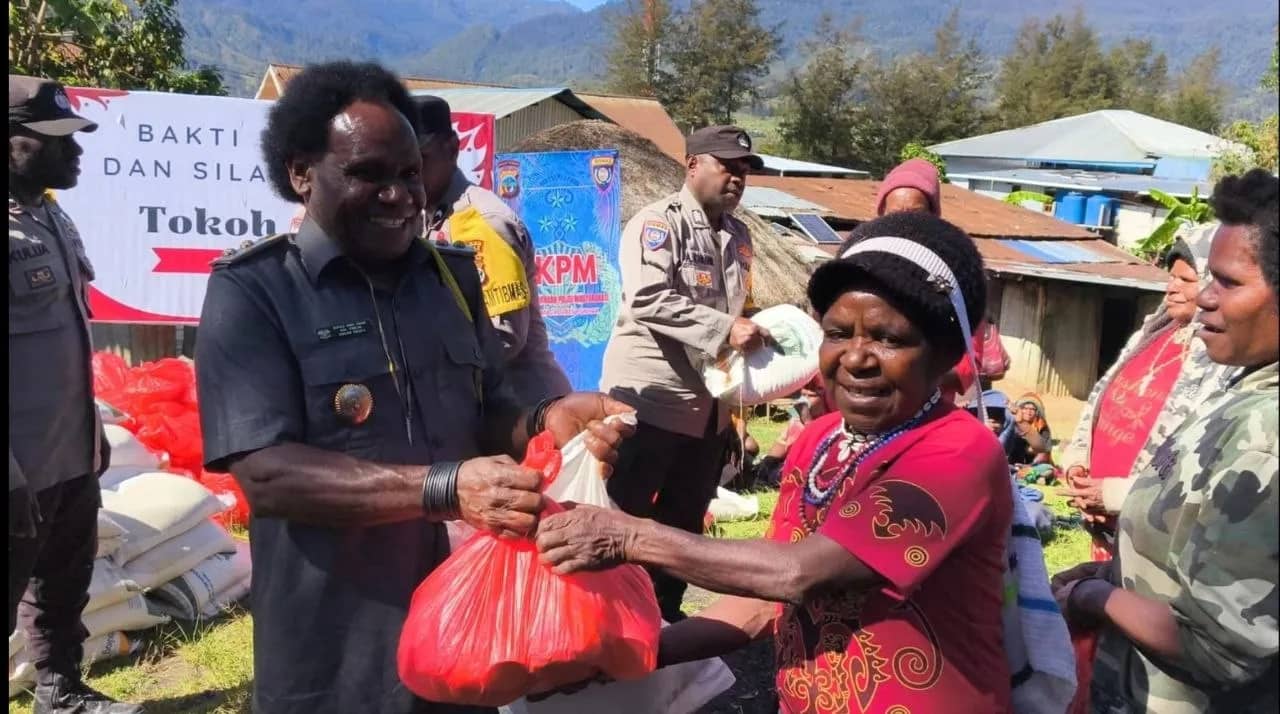 Abelom Kogoya saat menyerahkan bantuan sembako kepada masyarakat di Distrik Ilaga Kabupaten Puncak.