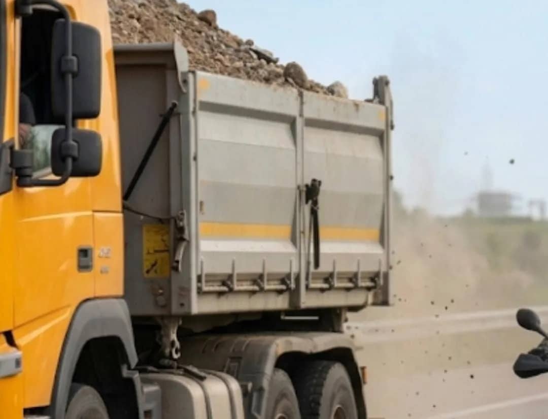 Truk tanpa penutup terpal mengganggu pengguna jalan lain.