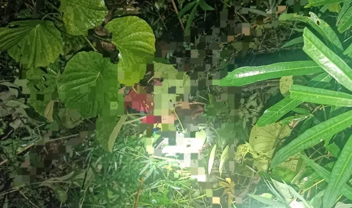 Tampak korban tergeletak tak bernyawa dengan beberapa anak panah yang tertancap.