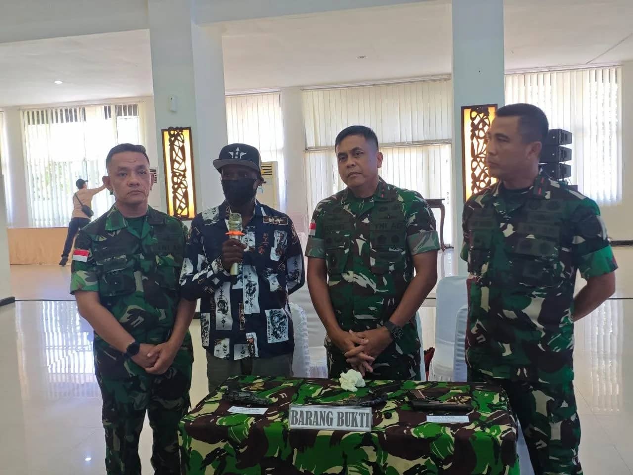 Pangdam XVII/Cenderawasih Mayor Jenderal TNI Febriel Buyung Sikumbang saat bersama eks OPM