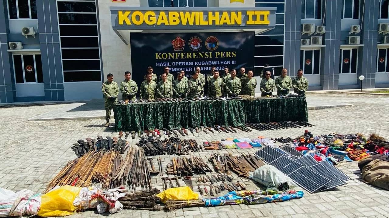 Pangkogabwilhan III saat menunjukkan barang bukti hasil operasi semester pertama 2026 Kogabwilhan III, Senin (6/7).