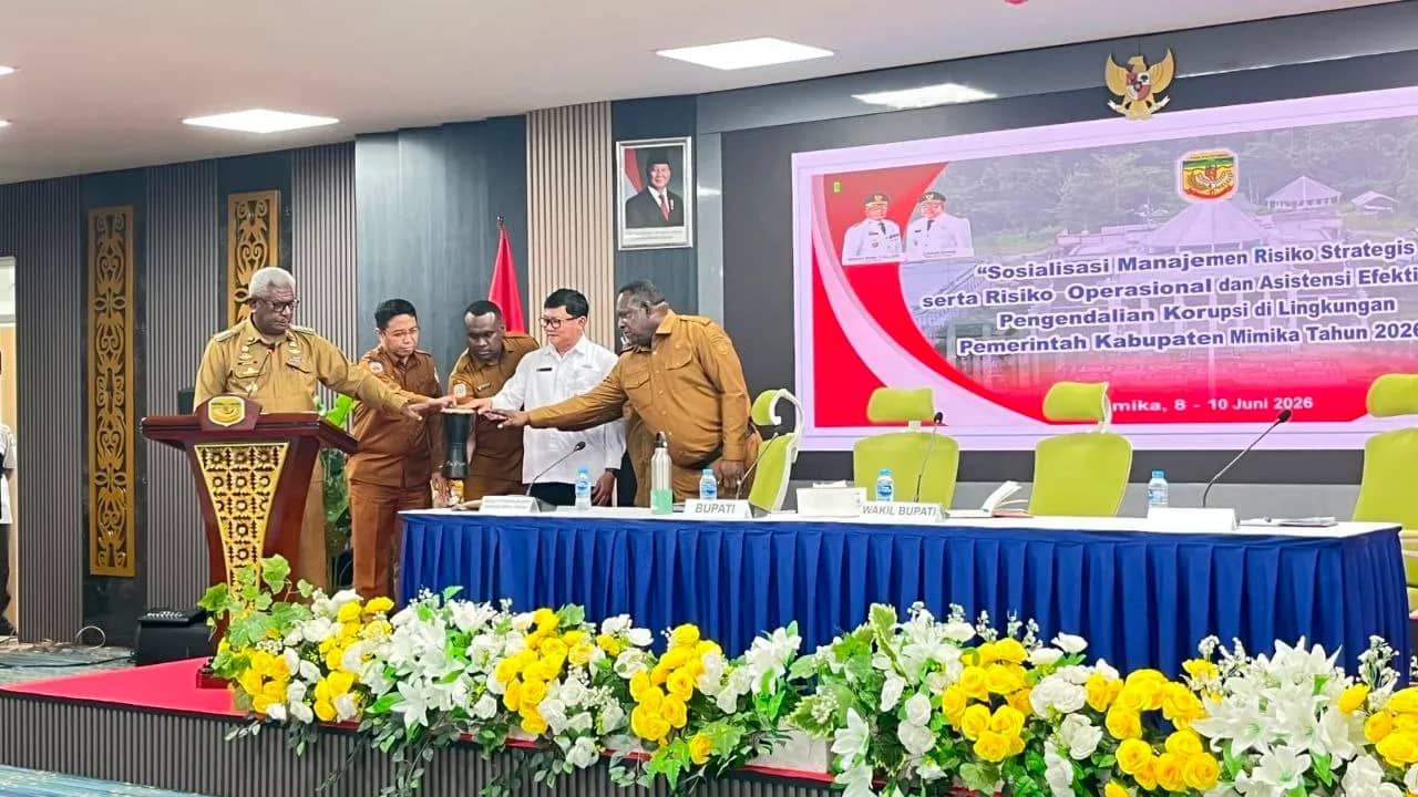 Bupati Mimika memukul tifa tanda dibukanya Sosialisasi Manajemen Risiko Strategis, Risiko Operasional, dan Penilaian Efektivitas Pengendalian Korupsi di Kantor Bapenda Mimika, Senin (8/6).