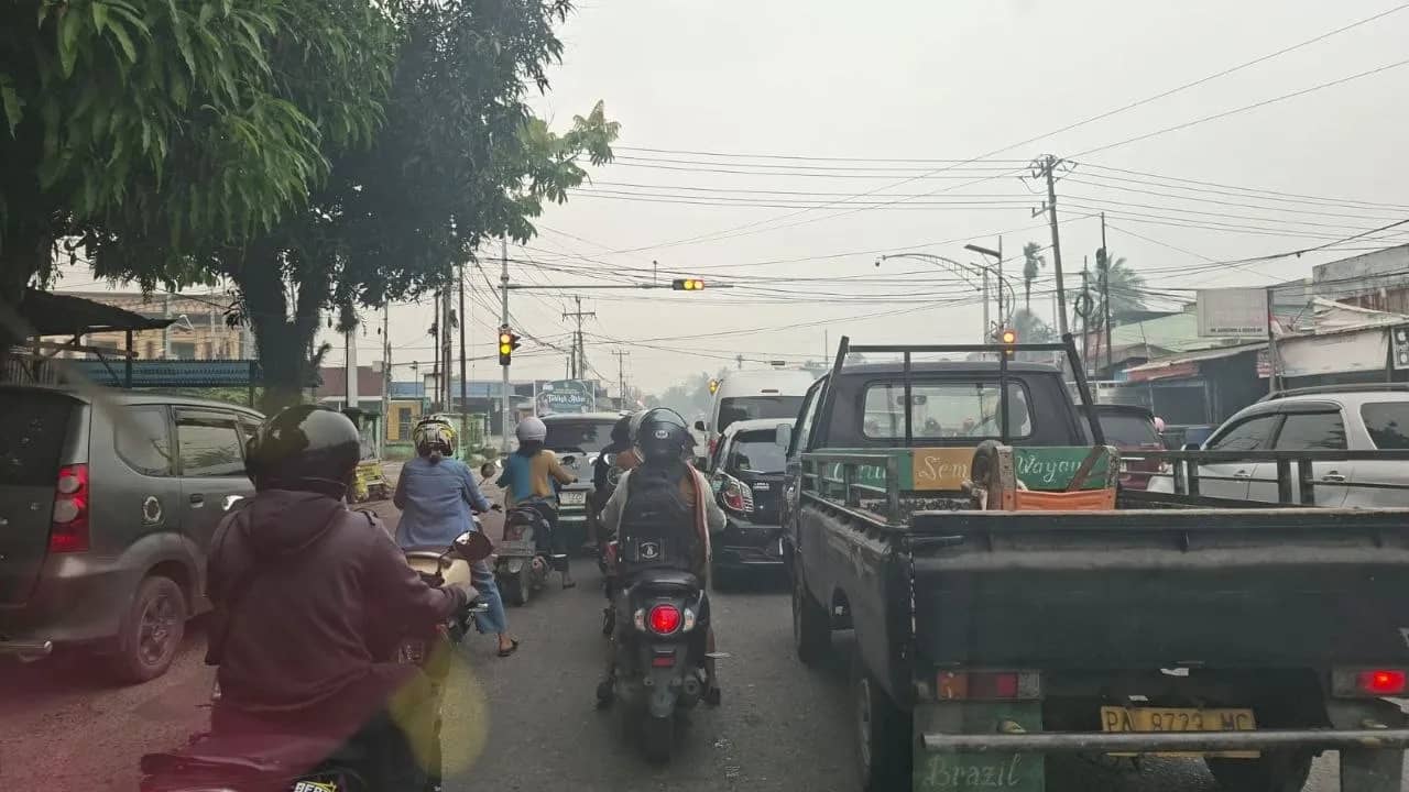 Kabut asap menyelimuti jalanan Kota Timika dan mengganggu jarak pandang pengendara.