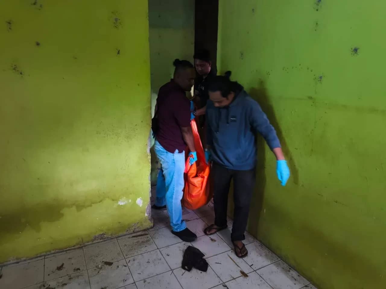 Polisi saat melakukan olah TKP dan evakuasi temuan jenazah di Pos Tujuh Sentani