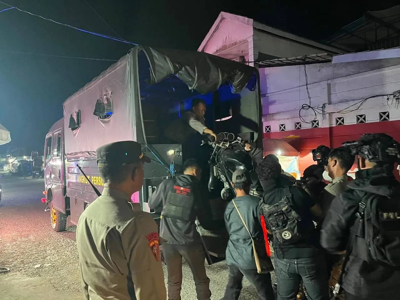 Aparat kepolisian saat mengamankan sejumlah sepeda motor dalam Operasi Sikat Noken 2026 yang digelar Polres Mimika pada Sabtu (25/7) malam.