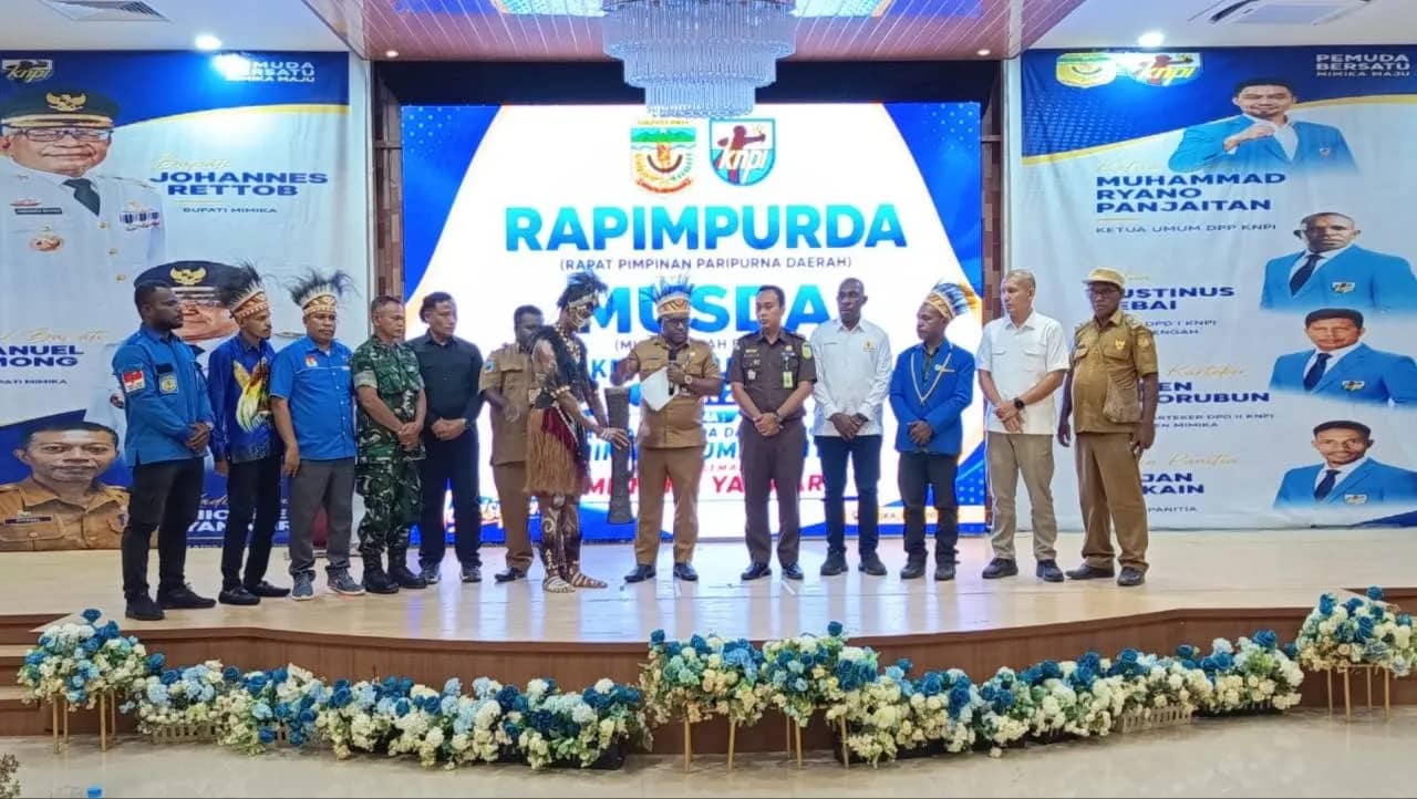 Memukul tifa bersama menandai dibukanya Rapimpurda dan Musda KNPI Kabupaten Mimika 2026.