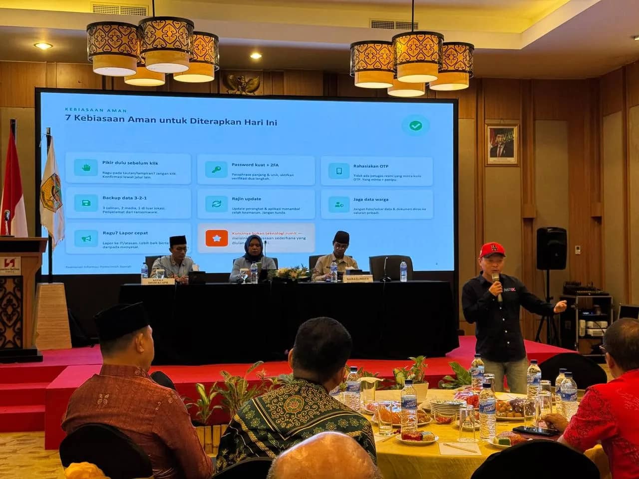 Narasumber seminar memperagakan simulasi serangan siber dalam Seminar Sistem Manajemen Keamanan Informasi (SMKI) Administrasi Kependudukan yang digelar Disdukcapil Kabupaten Mimika di Hotel Swiss-Belinn Timika, Kamis (2/7).