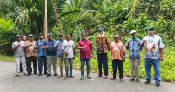 Wakil Bupati Jayapura, Haris Richard S. Yocku, S.H., didampingi Kepala Dinas Kominfo Kabupaten Jayapura, Yaan Yoku, S.Sos., MMT., dan Sekretaris Dinas Kelautan dan Perikanan Kabupaten Jayapura, Petrus Ohee, S.Pi bersama staf dan masyarakat Kampung Yakore Distrik Demta saat foto bersama usai meninjau lokasi pembangunan dan pengembangan Kampung Nelayan Merah Putih. Kamis (12/2/2026)