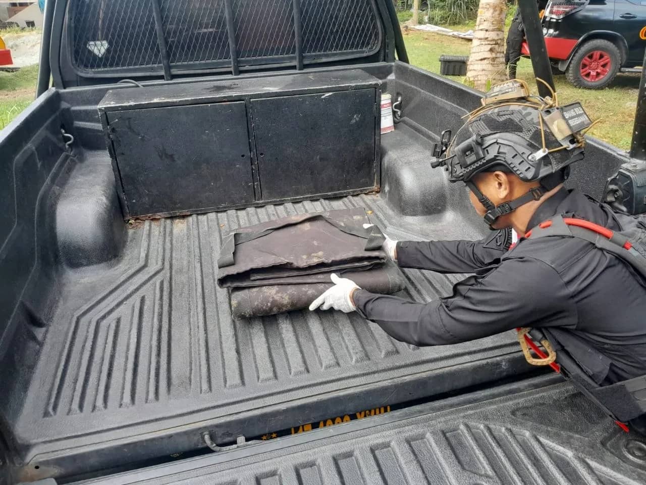 Personel Polres Jayapura bersama Tim Penjinak Bom (Jibom) Detasemen Gegana Satuan Brimob Polda Papua melakukan evakuasi terhadap satu buah bahan peledak (handak)  mortir