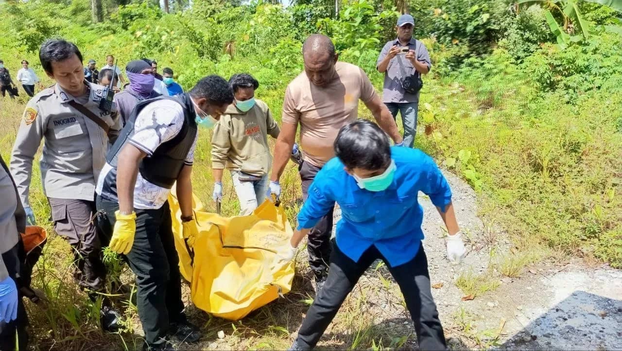Aparat kepolisian dari Polres Mimika saat mengevakuasi jenazah Saiful Makatita yang ditemukan di Hutan Kali Wania Timika.