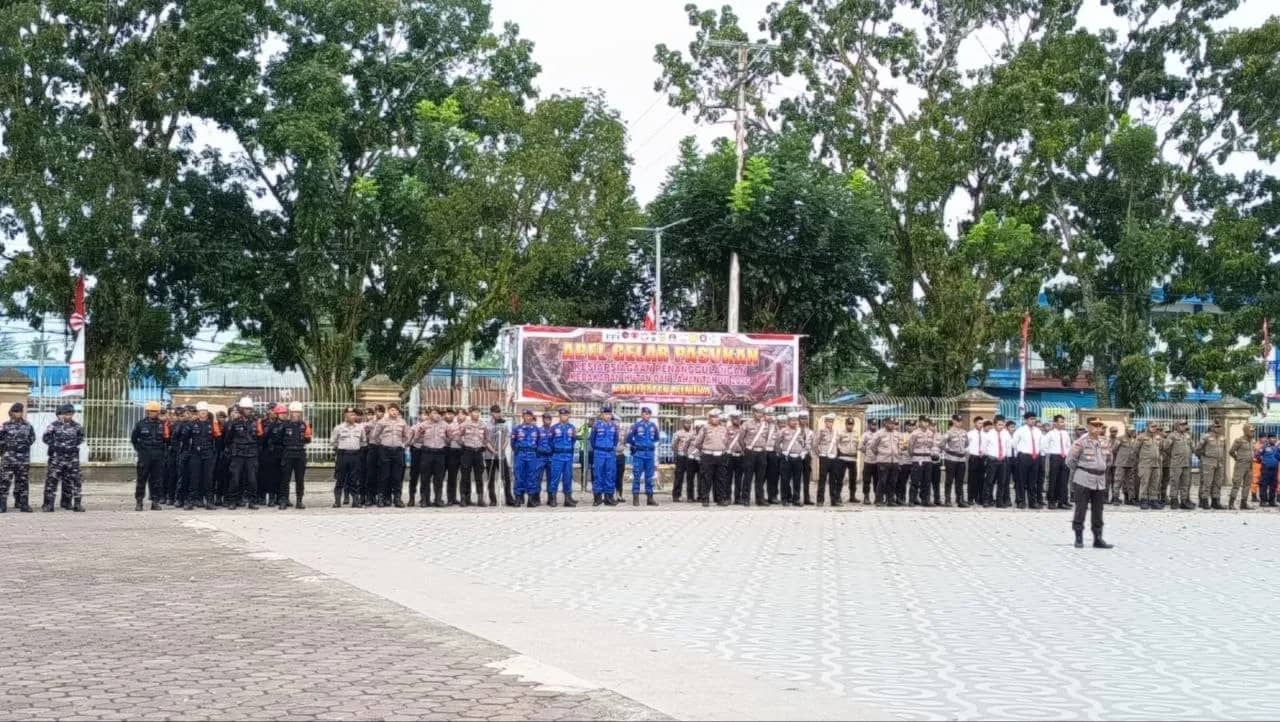 Apel gelar pasukan kesiapsiagaan penanggulangan karhutla di Halaman Graha Eme Neme Yauware, Kamis (27/8).